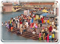 Inde - Haridwar - Les pèlerins sur les ghats au bord du Gange - © Mckaysavage, Flickr