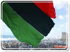 Manifestants face au nouveau drapeau libyen