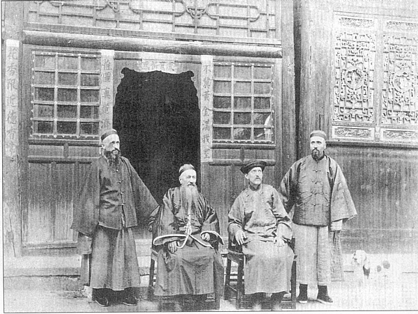 Les missionnaires catholiques français : le père Mussot, monseigneur Biet, les pères Desgodins et Soulié © Clio.fr Les missionnaires catholiques français : le père Mussot, monseigneur Biet, les pères Desgodins et Soulié © Clio.fr